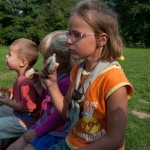 Drie kleine kleutertjes die zaten op een he