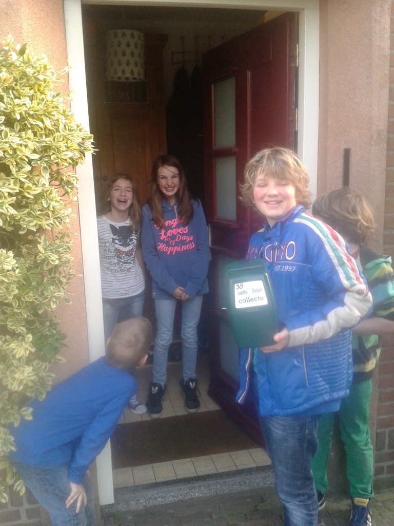 Jantje Beton collecte 2013 Scouts met collectebus